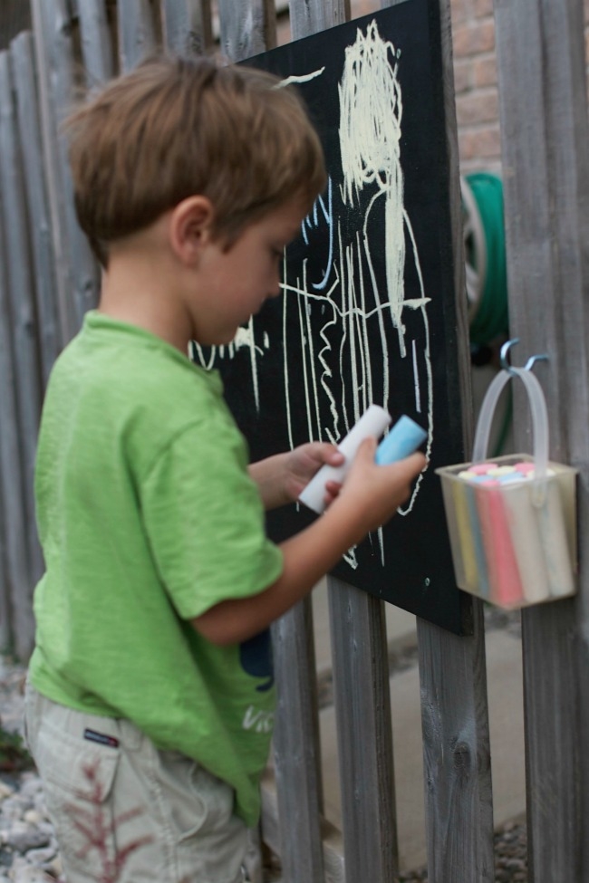 outdoor-diy-chalkboard